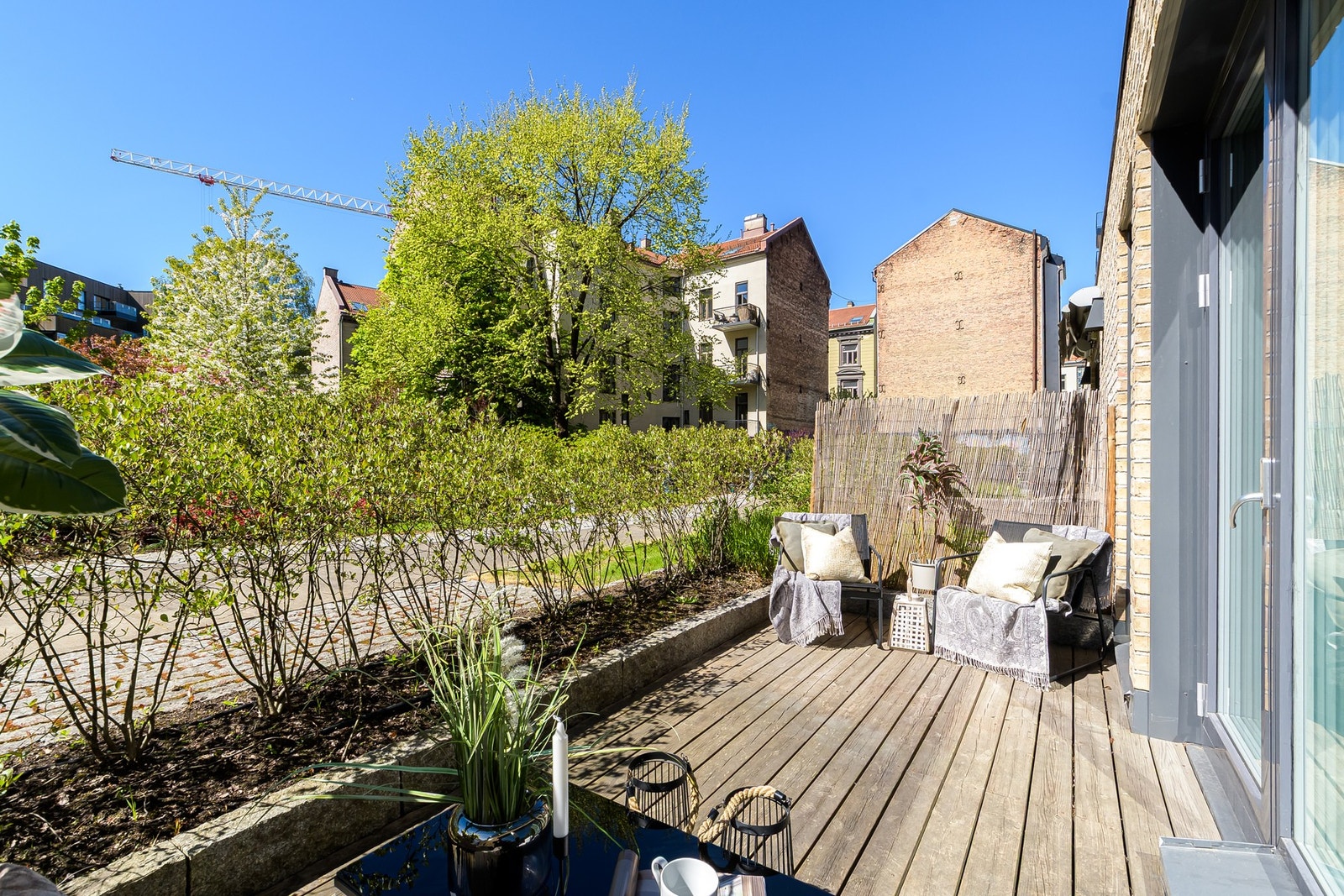 En lekker 2-roms med frodig utsyn og stor markterrasse i lukket bakgård. Galleribilde