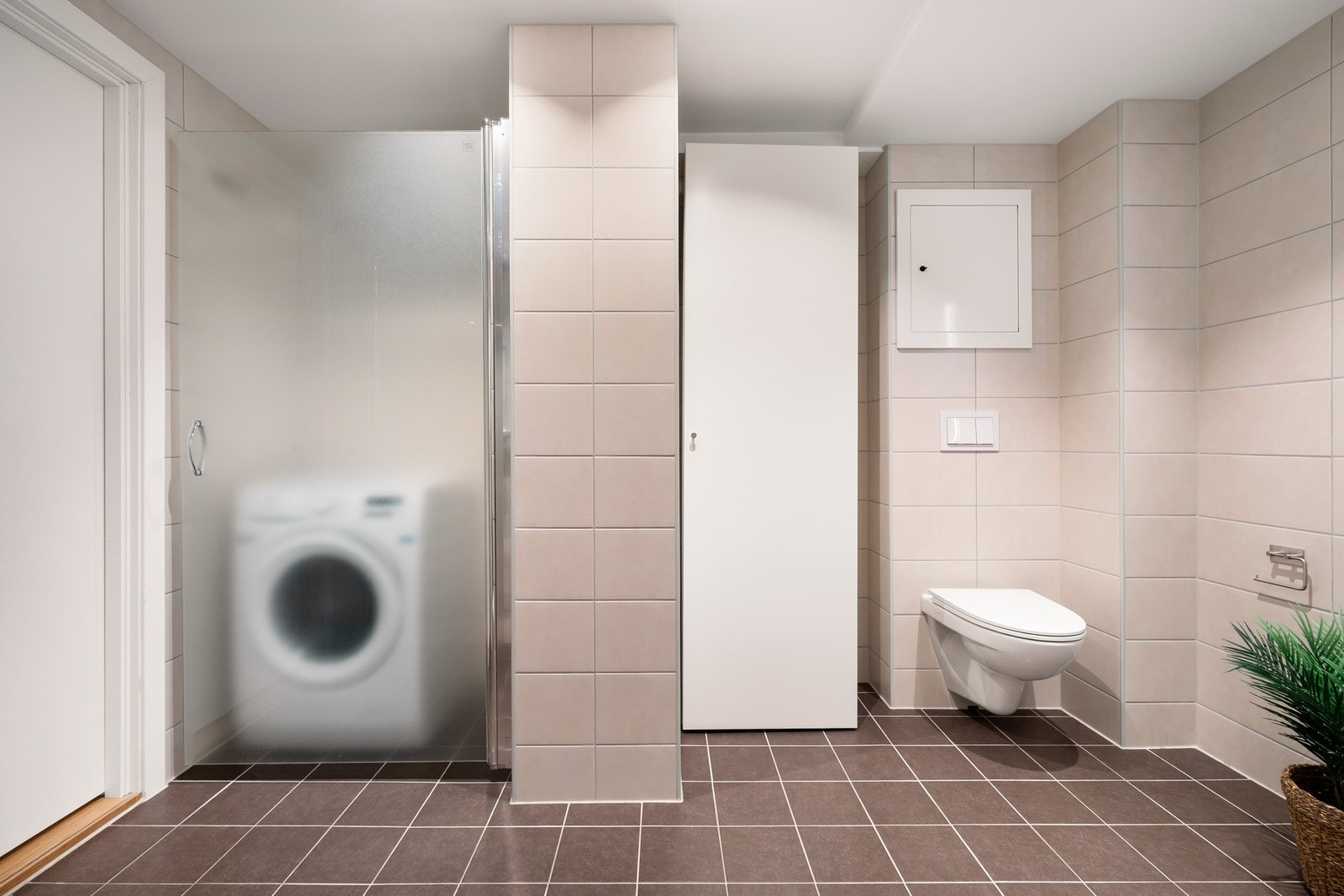 Her har du vaskesøyle med plass til vaskemaskin og tørkemaskin. Galleribilde