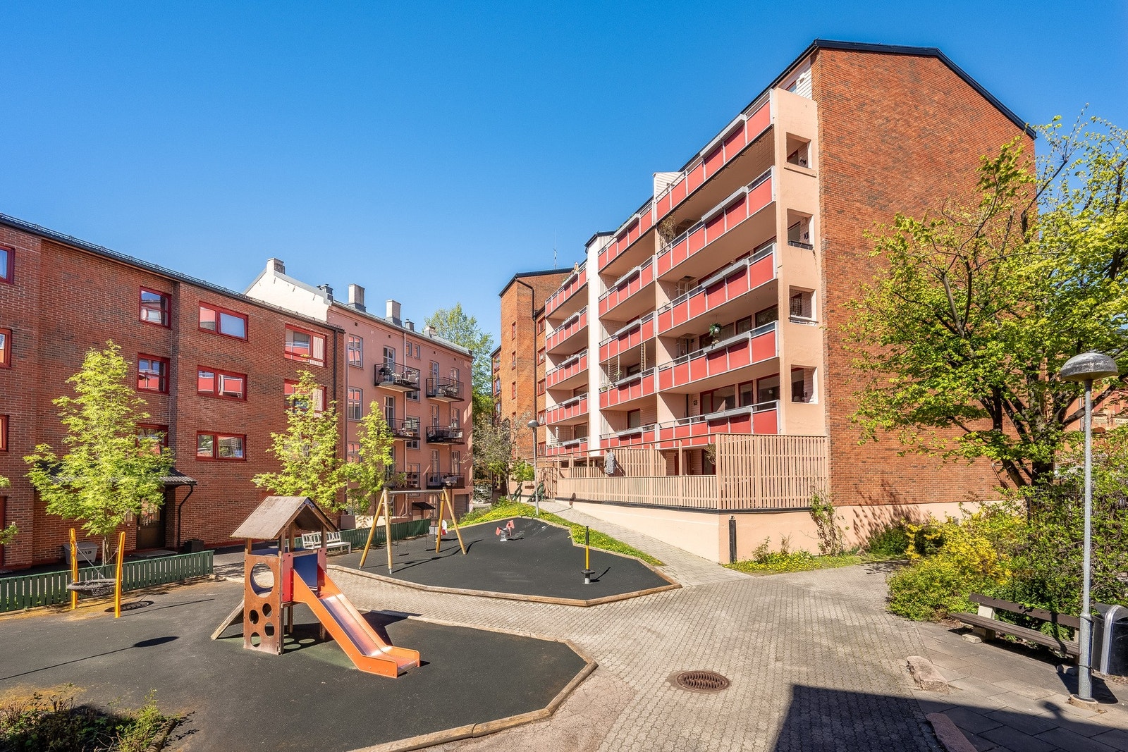 Den flotte bakgården kan benyttes året rundt av store og små. Flere sitteplasser er satt opp rundt i bakgården. Galleribilde