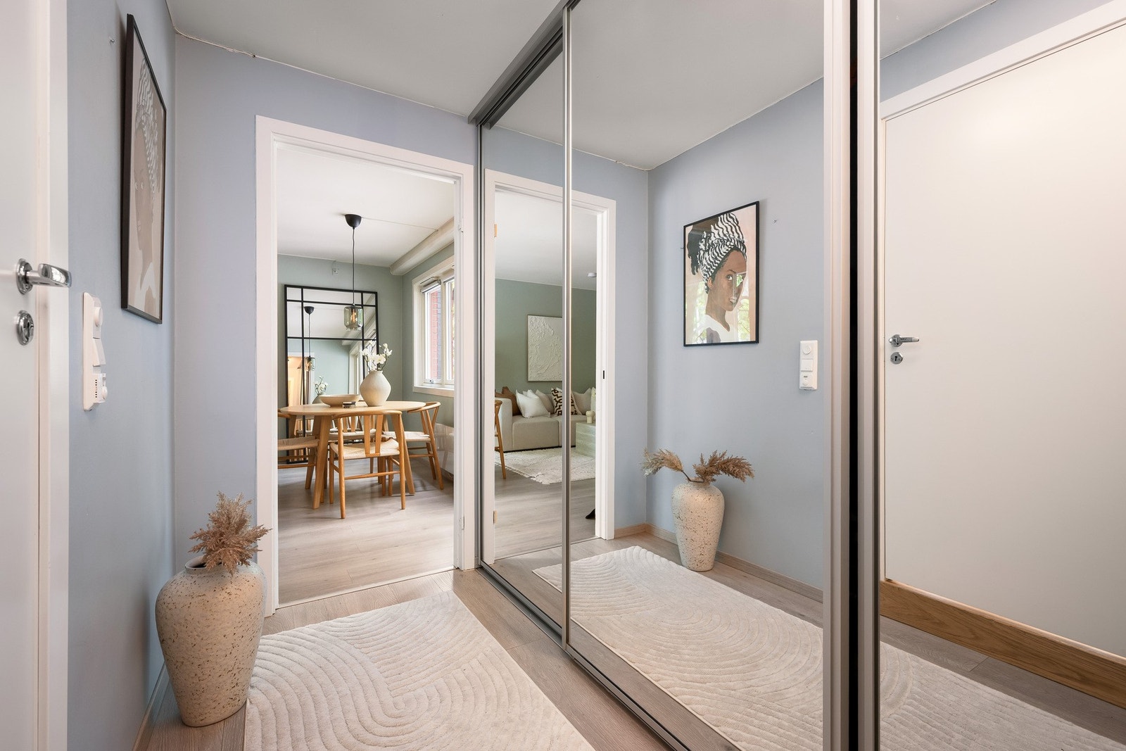 Velkommen inn! Her har du en stor plassbygd skyvedørsgarderobe. Galleribilde