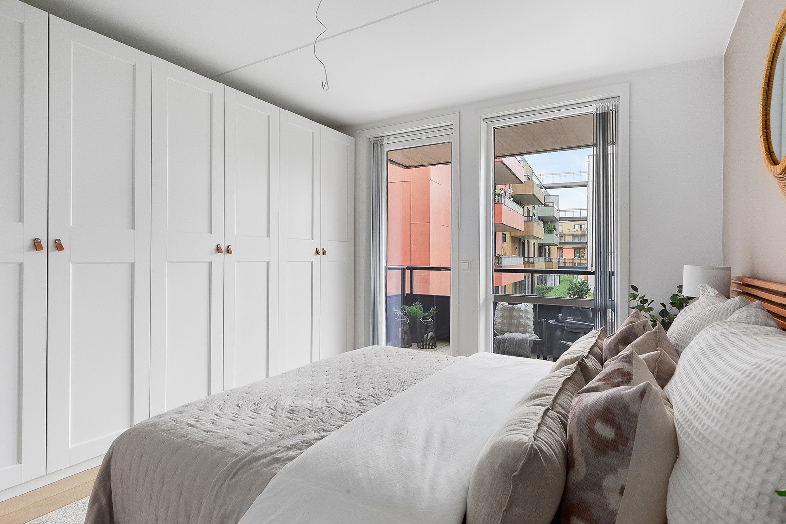 Hovedsoverom med garderobeskap og utgang til nord-nordøstvendt balkong på 6m². Galleribilde