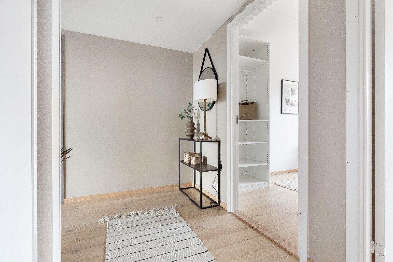Entré med skyvedørsgarderobe. Galleribilde