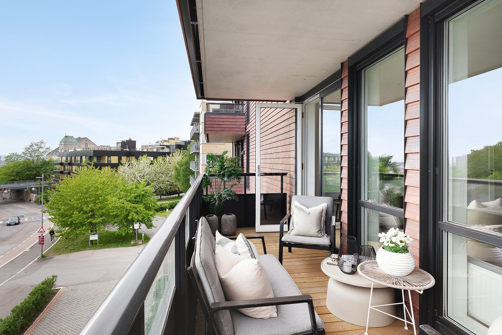 To balkonger på til sammen ca. 16m². Galleribilde