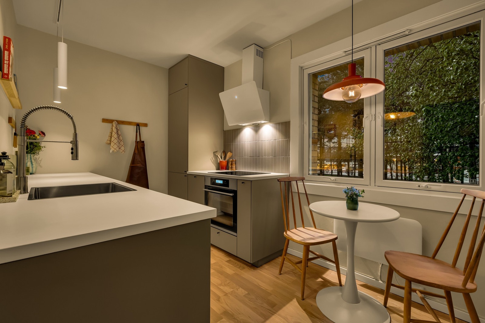 Påkostet kjøkken fra 2023 med rikelig benkeplass og skapplass, perfekt for deg som er glad i å lage mat. Galleribilde