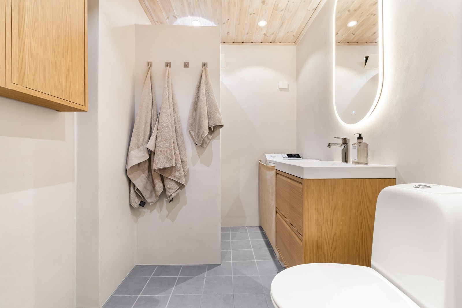Badet er modernisert med mikrosement, opprinnelige fliser. Galleribilde