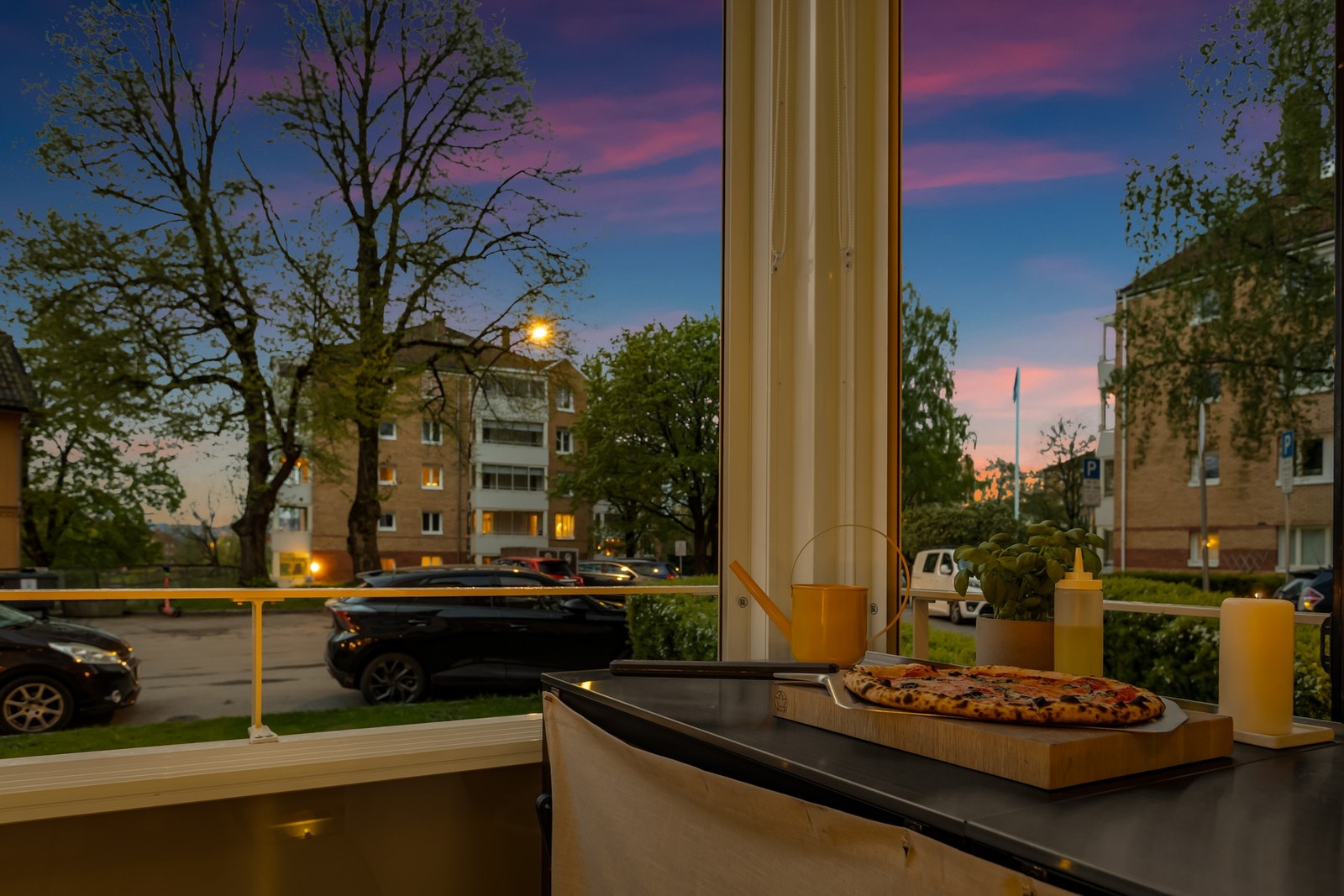 Balkongen fungerer som en forlengelse av stuen og er innglasset. Et ekstra rom store deler av året. Her er det også tilgang til strøm. Galleribilde