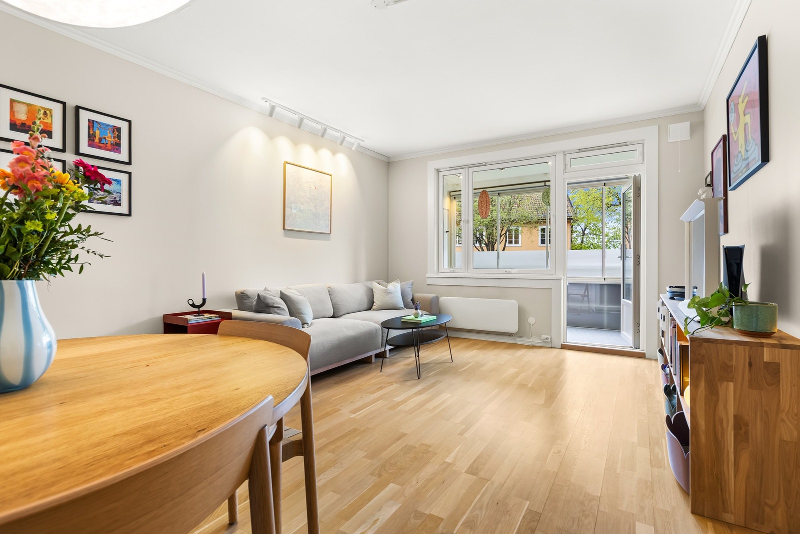 Det slippes rikelig inn med naturlig lys, her er det lett å trives. Galleribilde