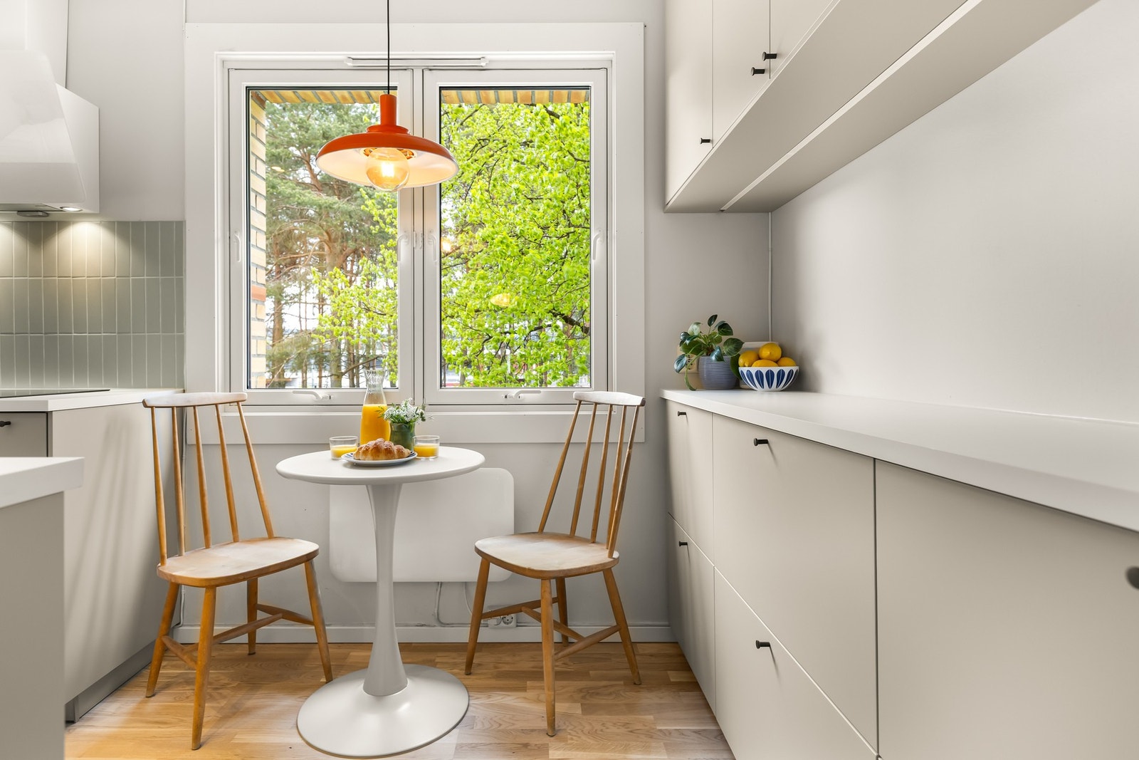 Påkostet, elegant og innholdsrikt separat kjøkken. Galleribilde