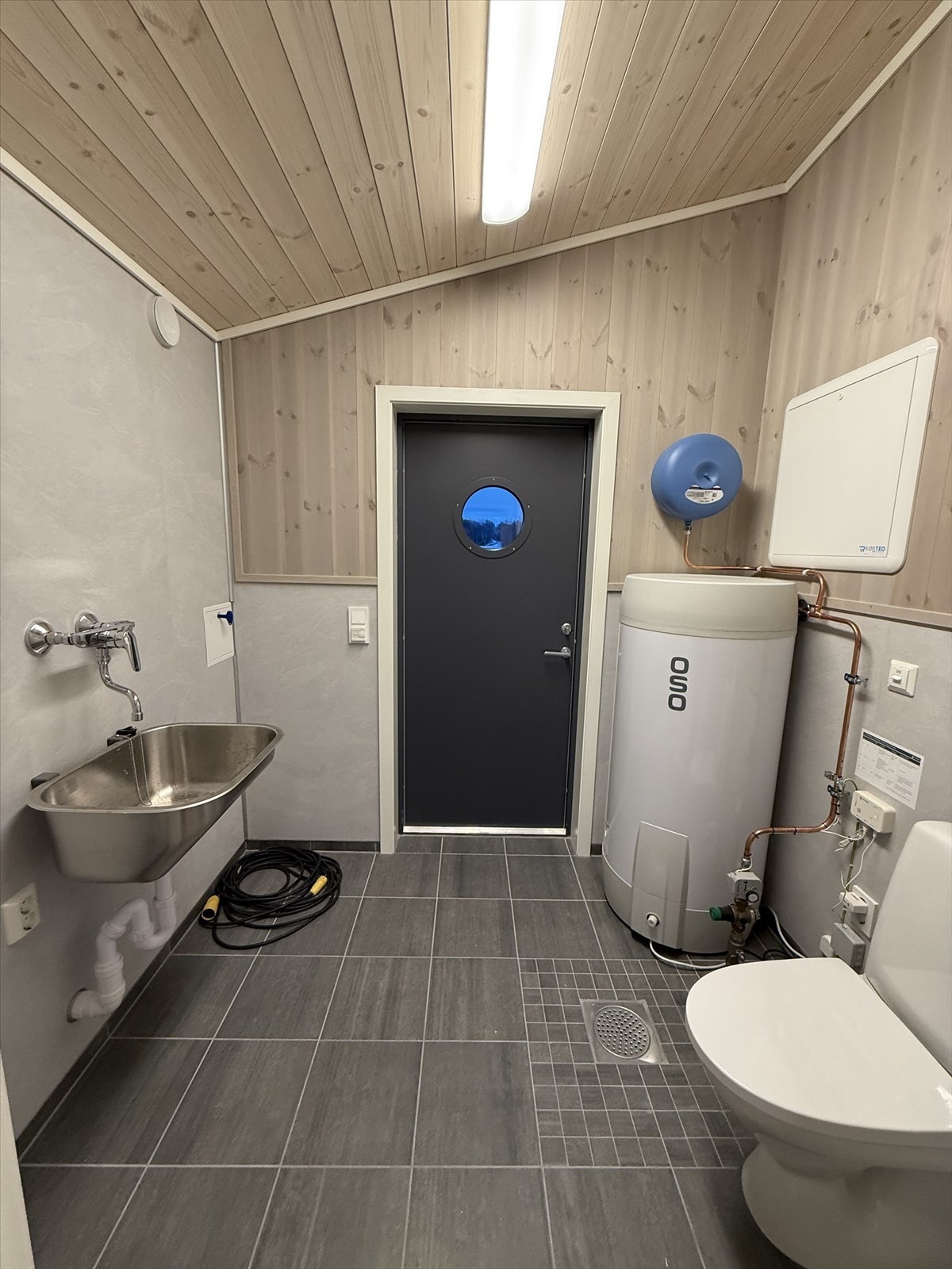 Det er også egen bod, teknsik rom, hvor de også har montert WC, smart løsning Galleribilde