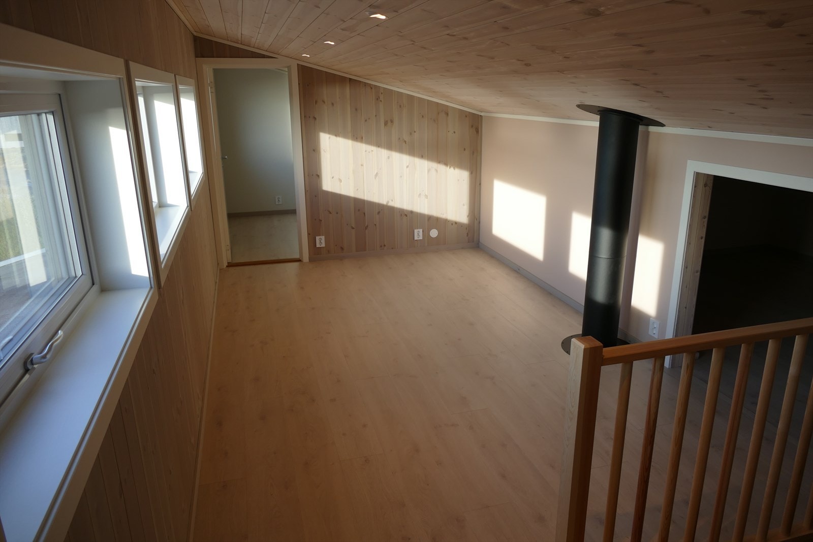Loftstuen med et eget spennende oppbevaringsrom innenfor Galleribilde