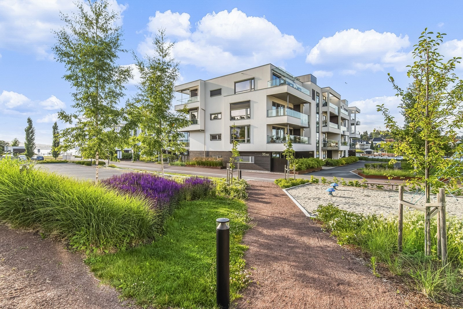 Fellestomen er parkmessig opparbeidet og ligger langs sjøen. Galleribilde