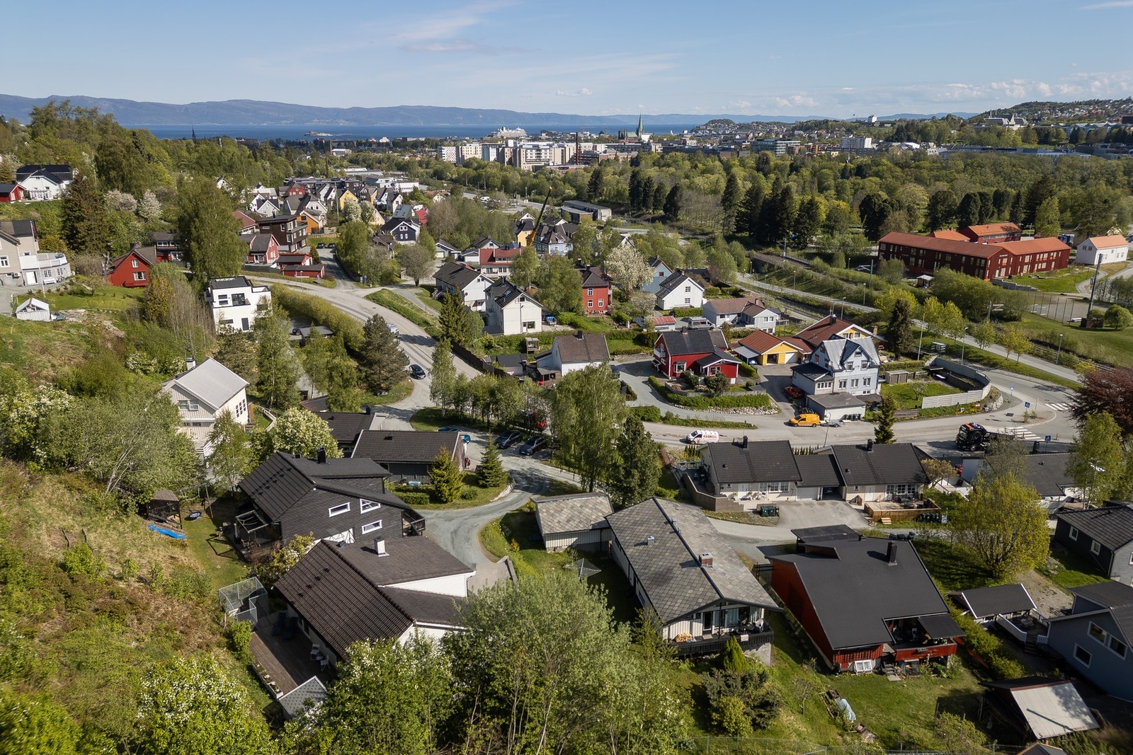 Plasseringen et stykke opp i bakken gir veldig fin utsikt mot byen. Galleribilde