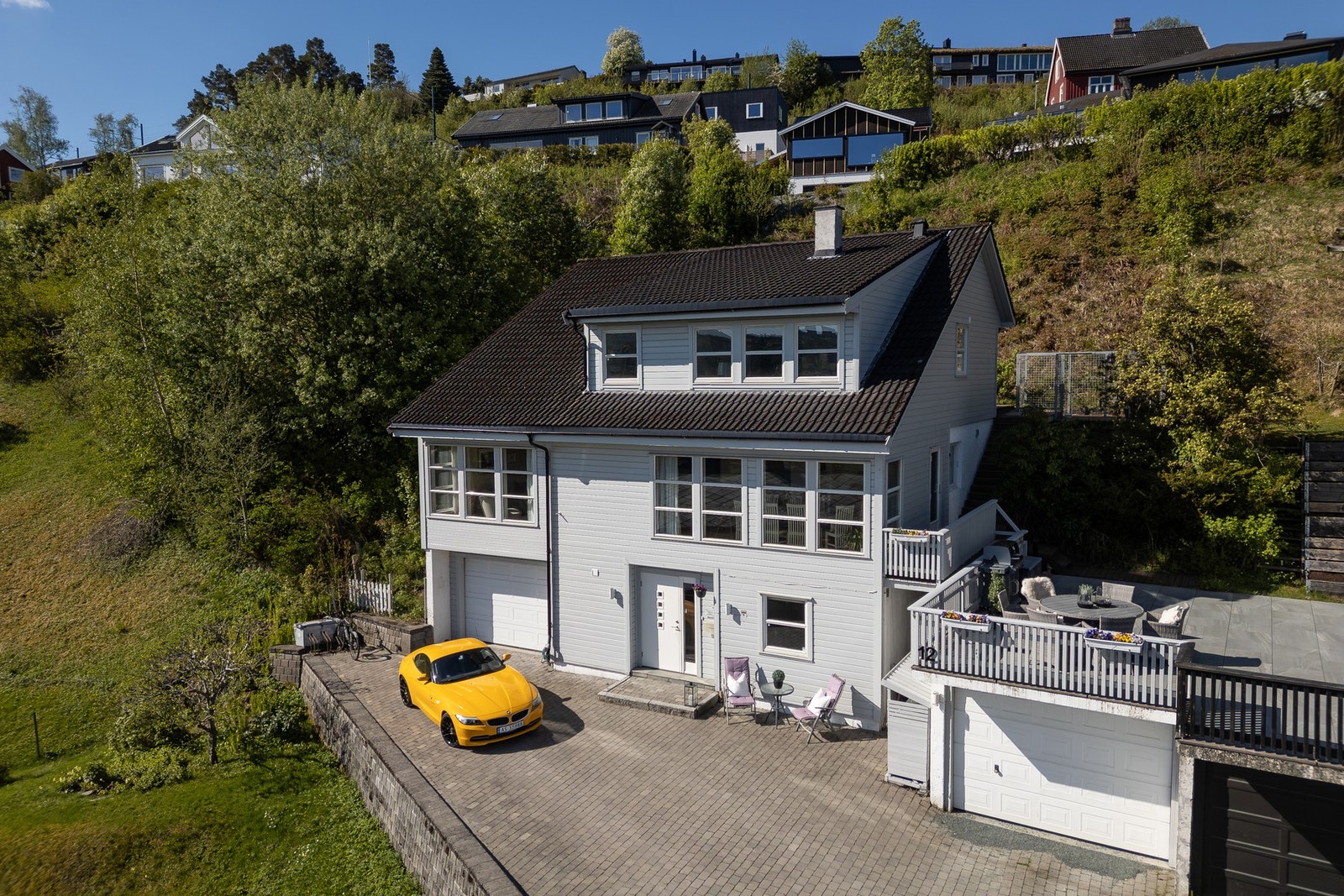 Velkommen til en stor og flott enebolig på 275 kvm (BRA) over tre plan. Sentral og god beliggenhet på nedre del av Byåsen. Foto: Eivind Mølnå. Galleribilde
