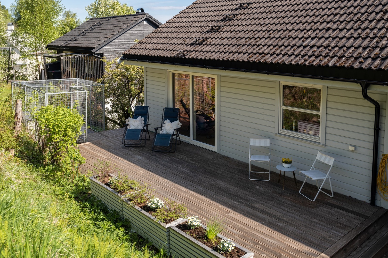 På baksiden av huset er det også en stor terrasse på 39 kvm og utvendig bod. Galleribilde