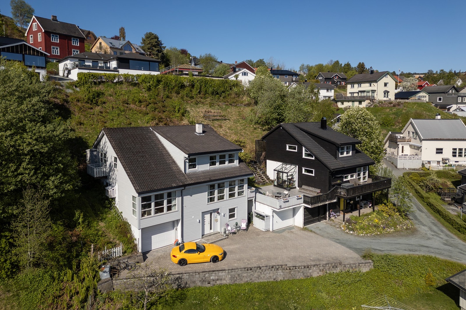 Eiendommen har svært god beliggenhet i enden av en rolig blindvei med egen steinlagt og fin innkjørsel.
To garasjer gir mye plass. Galleribilde