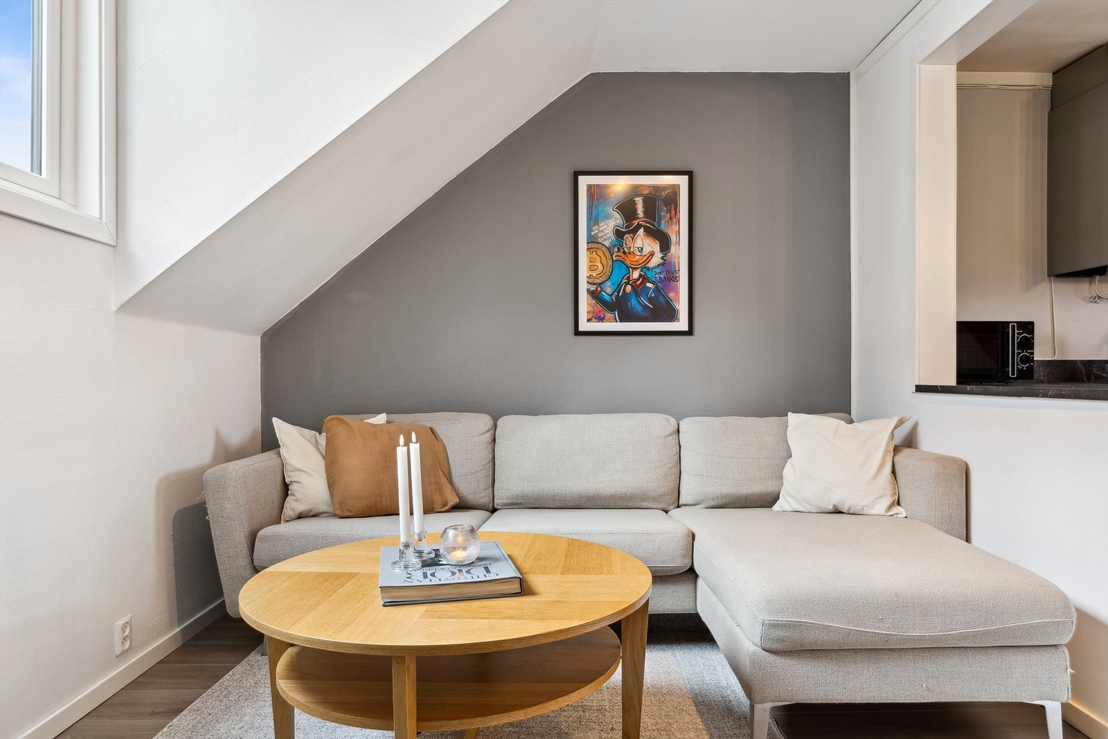 Stuen har god plass til sofagruppe med delvis åpen løsning mot kjøkkenet. Galleribilde