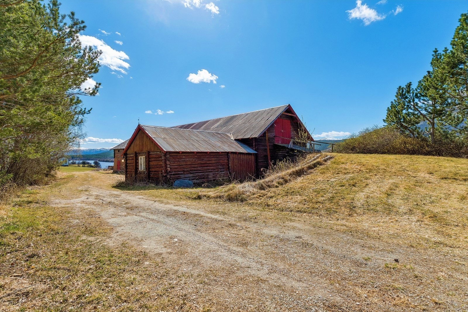 Låve med garasje på 46m². Galleribilde