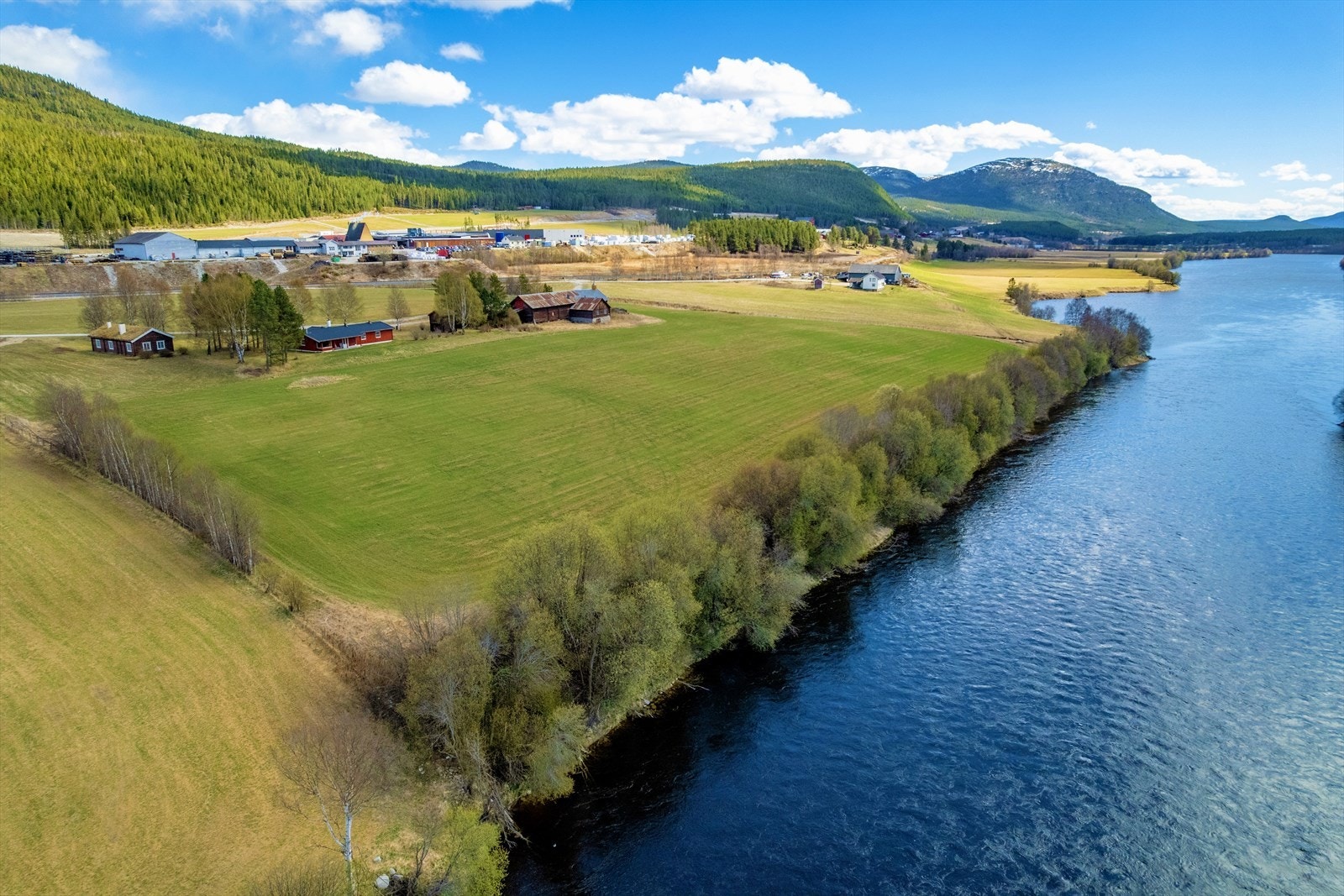 Idyllisk beliggenhet. Helt usjenert for innsyn. Eiendommen har 51 dekar dyrket mark. Alt ligger rundt gårdstunet. Meget praktisk. Galleribilde