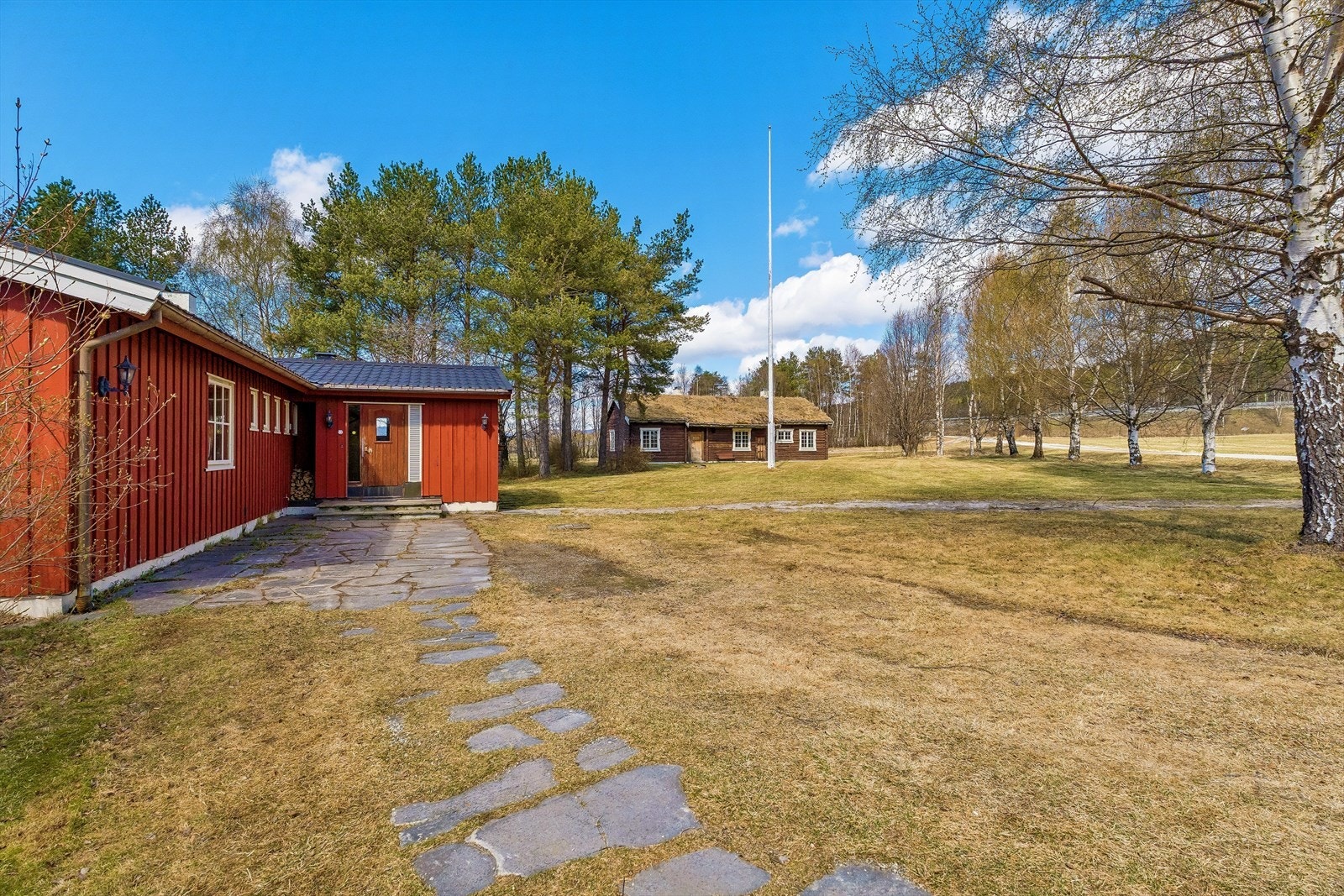 Tunet har en flott bjørkeallé. Galleribilde