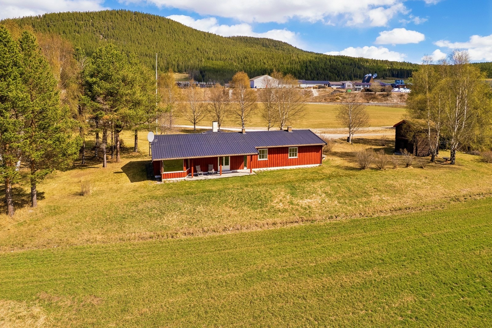 Det er takoverbygg uteplassen. Tektekking ble skiftet i år 2000. Galleribilde