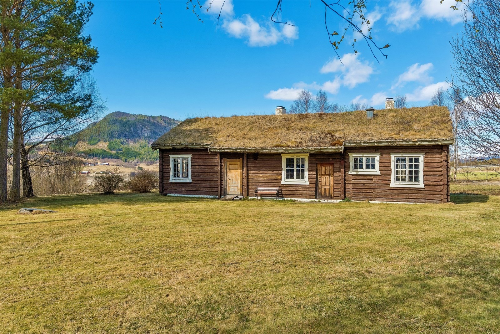 Idyllisk Østerdalsstue som ble flyttet dit den står i 1980 på støpt plate. Benyttes i dag som lager, men har et stort potensiale! Galleribilde