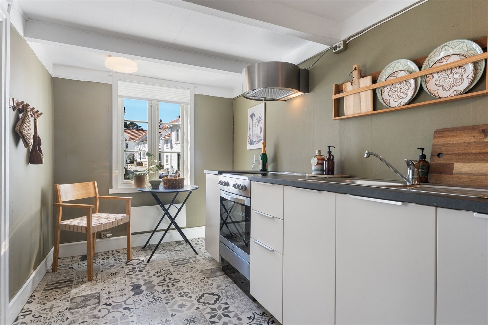 Her er det plass til et lite frokostbord ved vinduet. Galleribilde