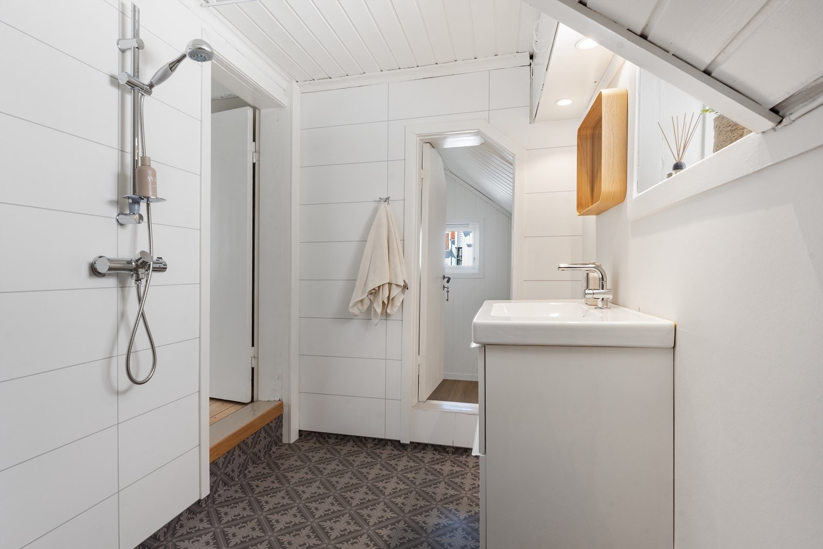 Det er elektriske varmekabler i gulvet på badet, som har vinylbelegg. Galleribilde