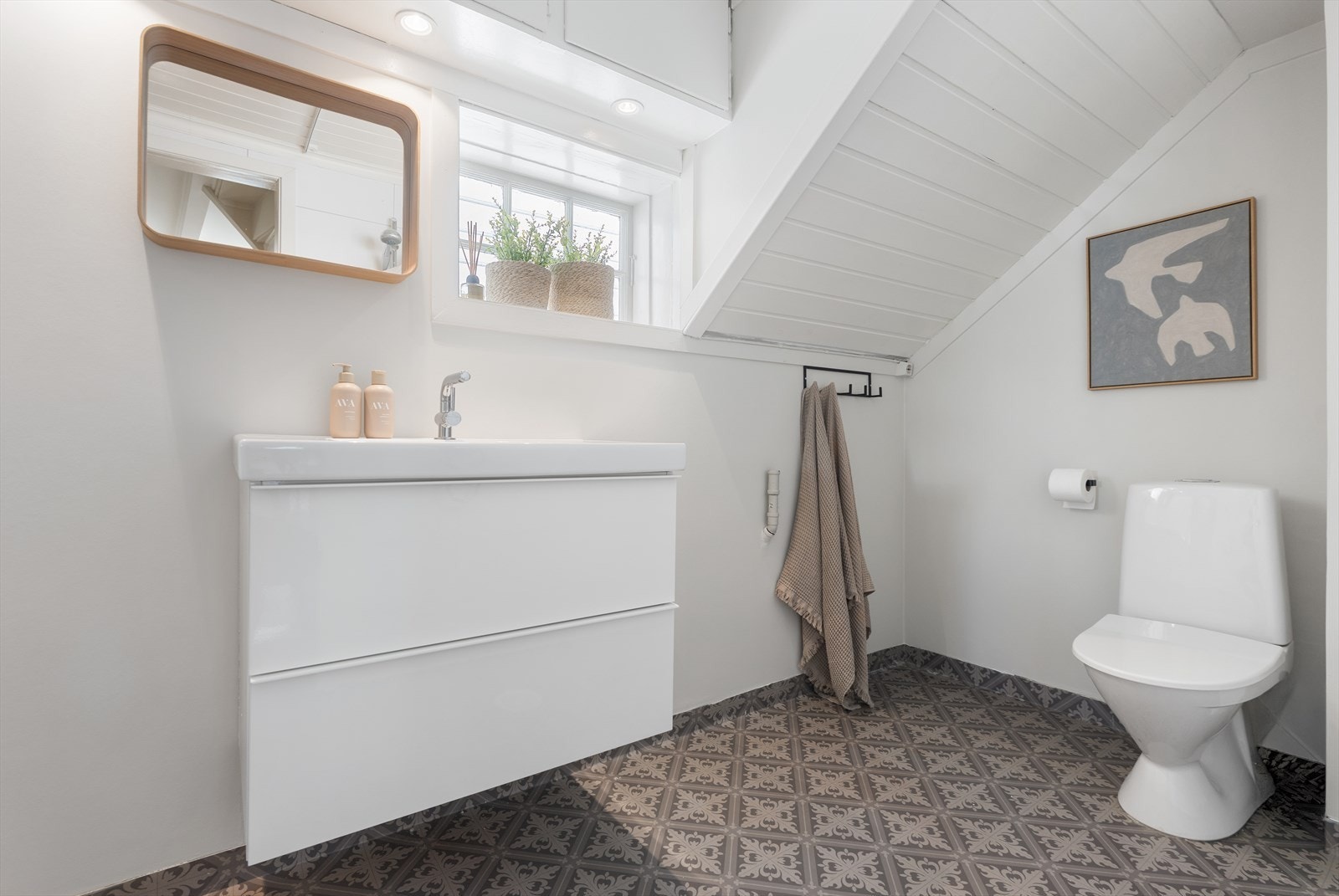 Badet har servantinnredning, toalett og dusjløsning. Galleribilde