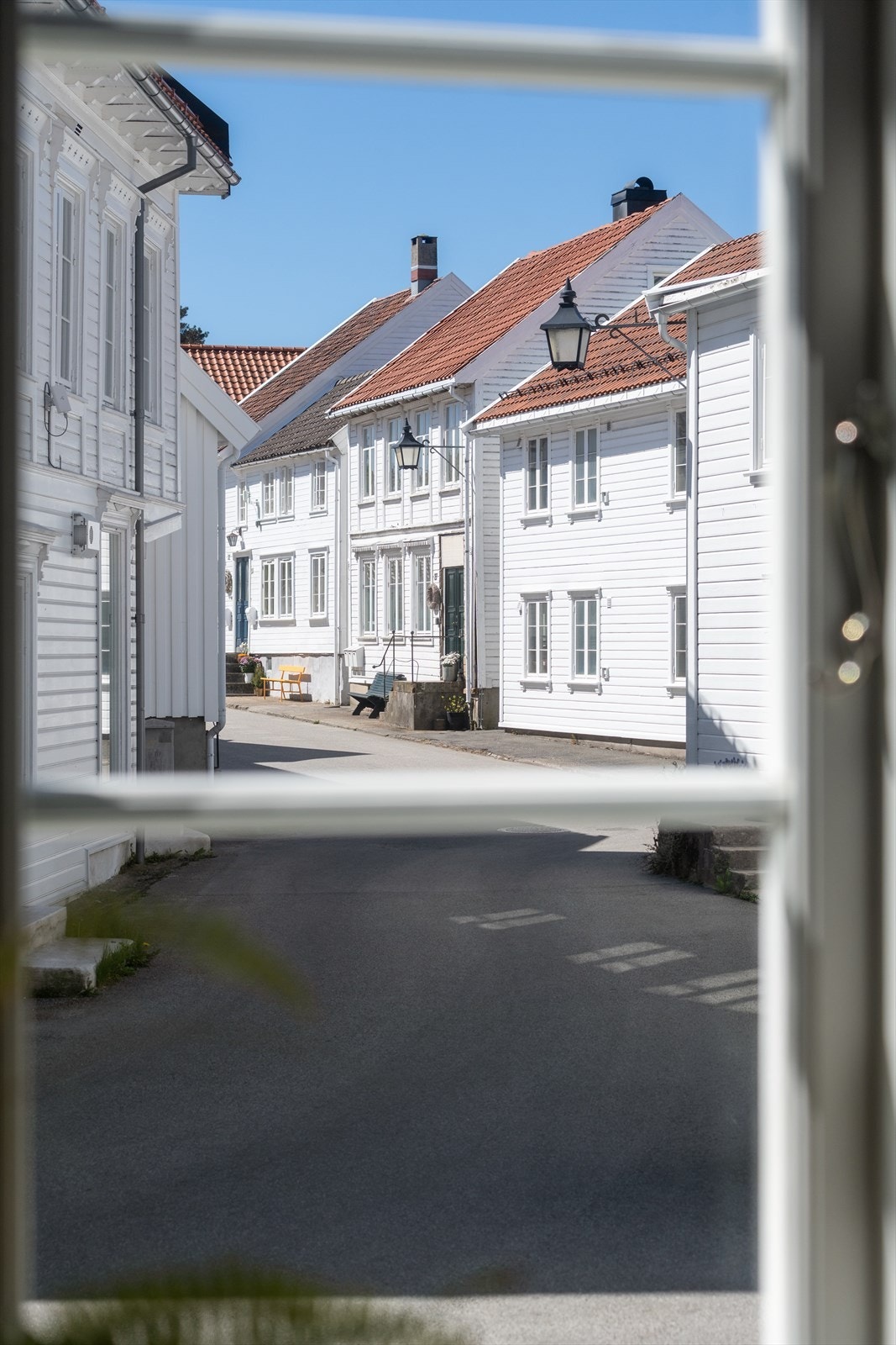 Fra vinduene ser man ut på de rolige gatene i nabolaget. Galleribilde