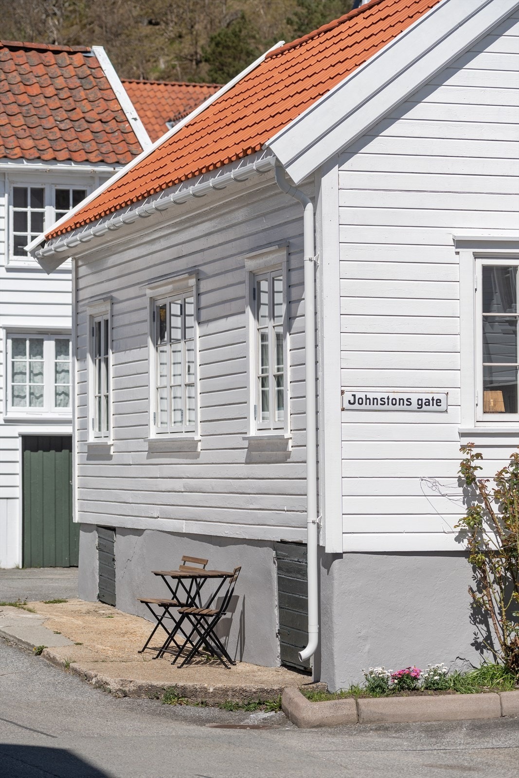 Eiendommen ligger i et område preget av klassisk trehusbebyggelse. Galleribilde