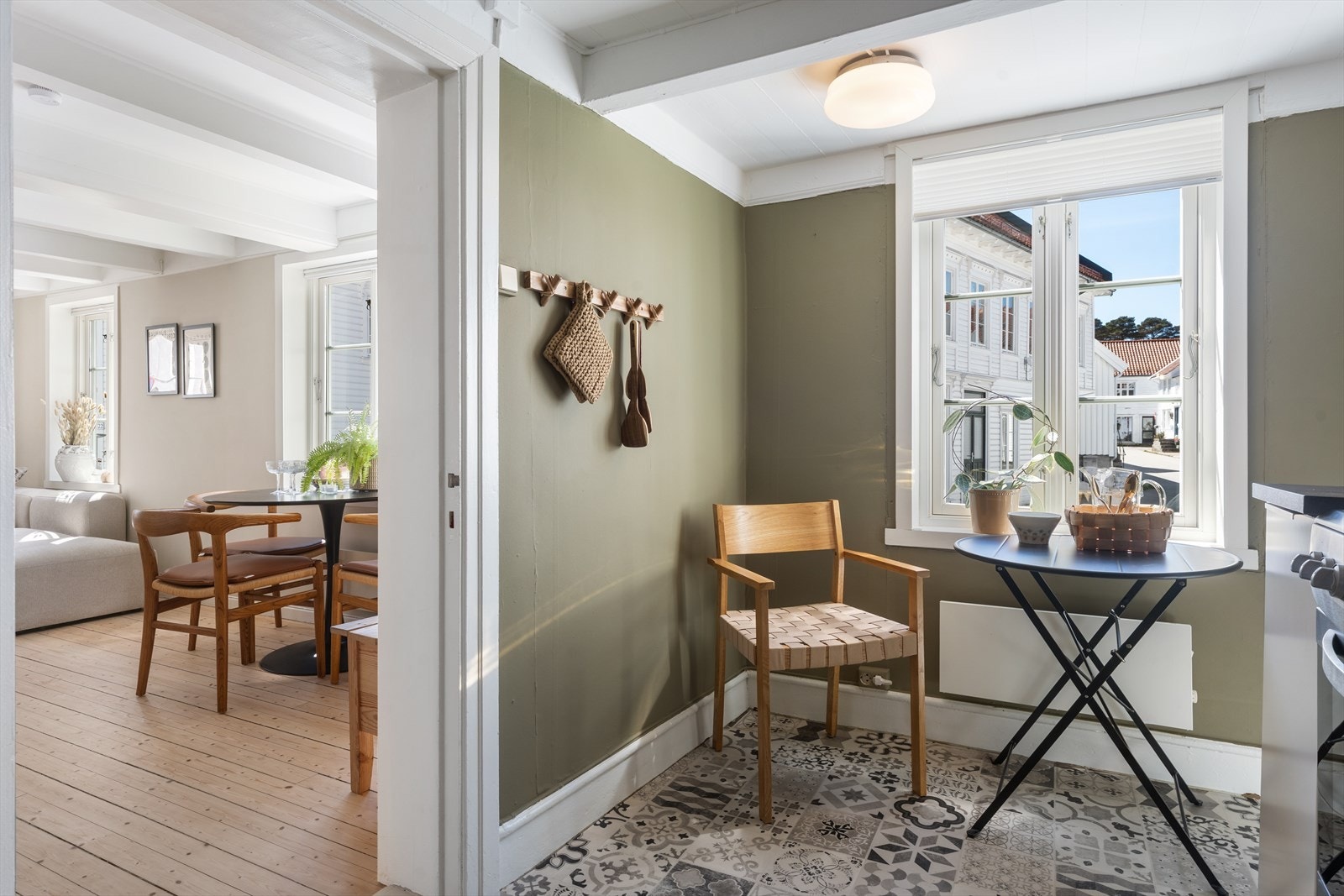 Kjøkkenet ligger praktisk til i tilknytning til stuen. Galleribilde