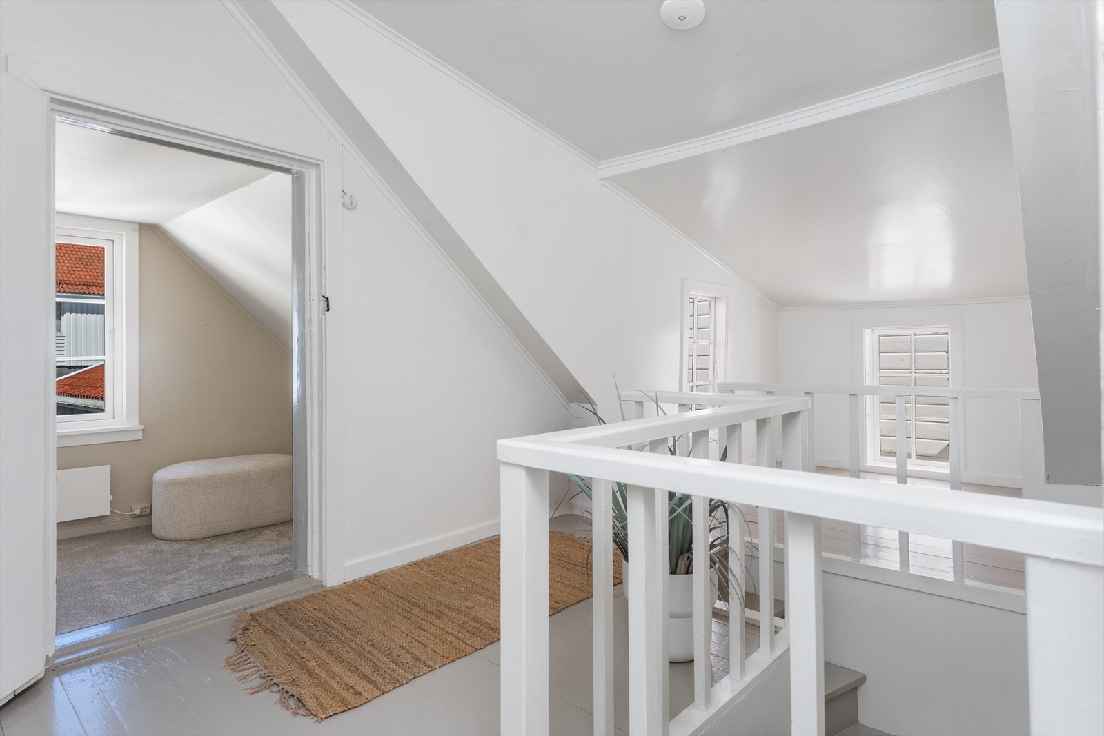 Loftsgangen gir tilgang til etasjens to soverom. Galleribilde