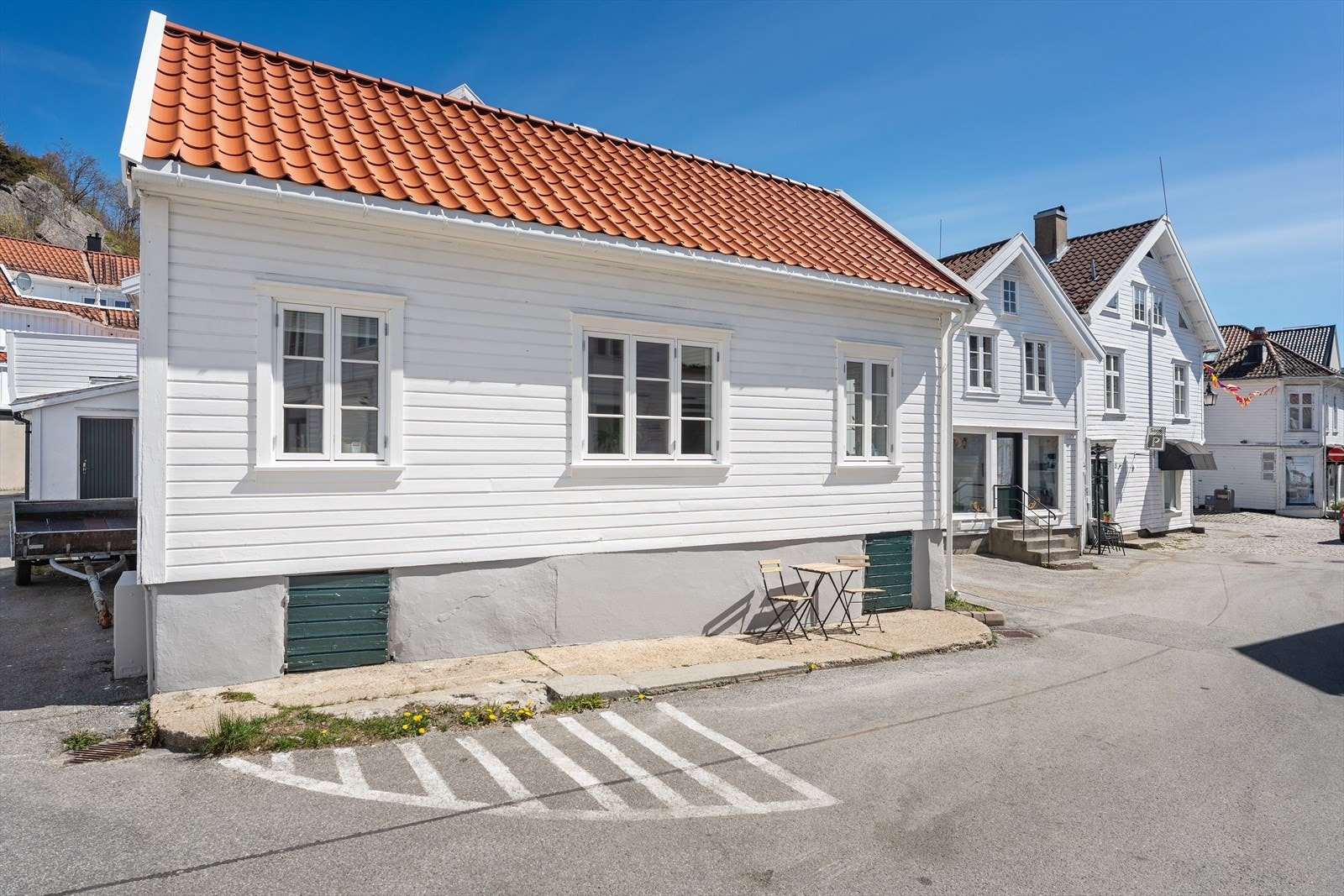En sjarmerende enebolig fra 1870 med nylig skiftet taktekking og en fasade av liggende bordkledning. Galleribilde