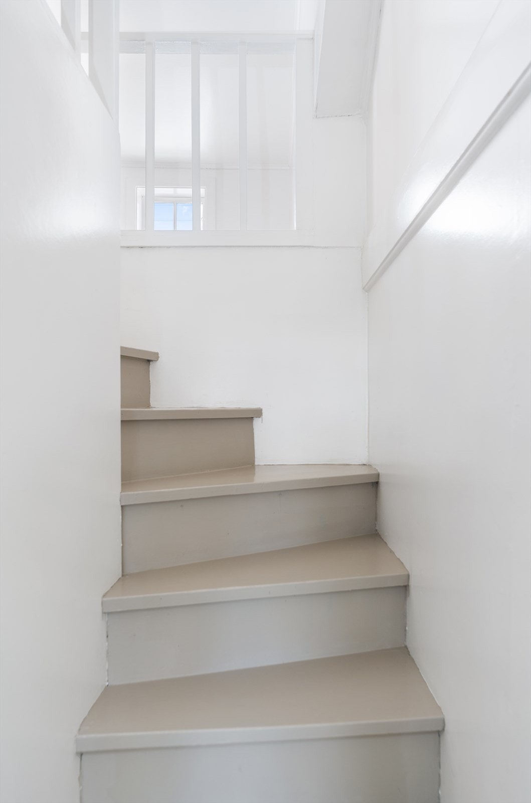 Trappen er en del av boligens originale sjarm. Galleribilde