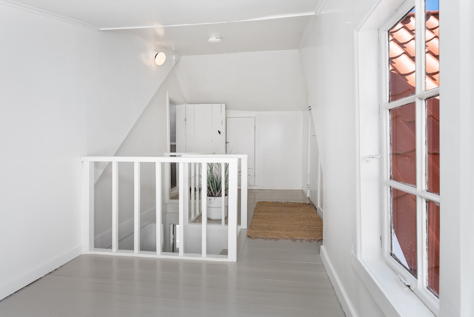 Et lyst og åpent areal på toppen av trappen. Galleribilde