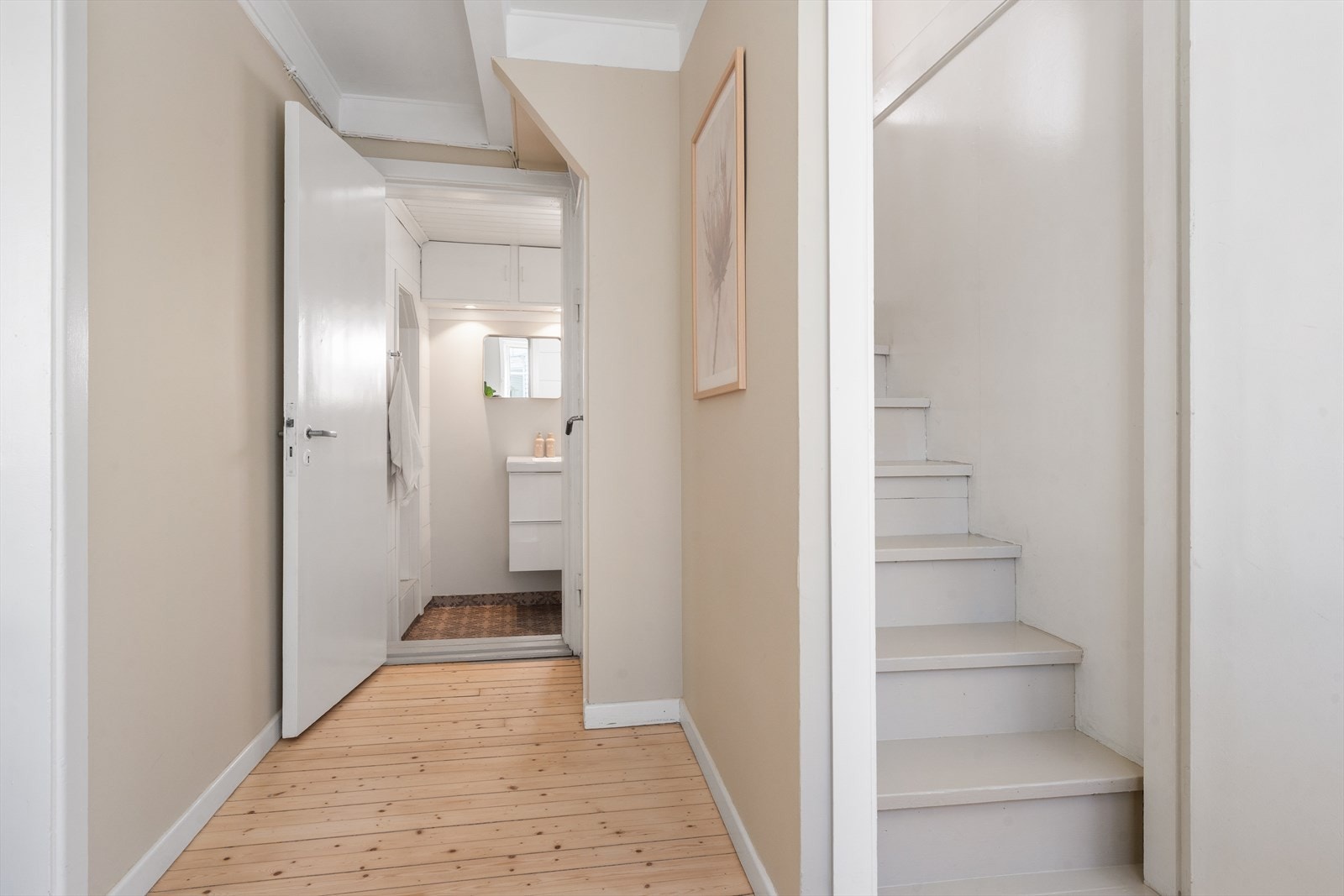 Fra mellomgangen er det tilgang til badet og trapp opp til loftsetasjen. Galleribilde
