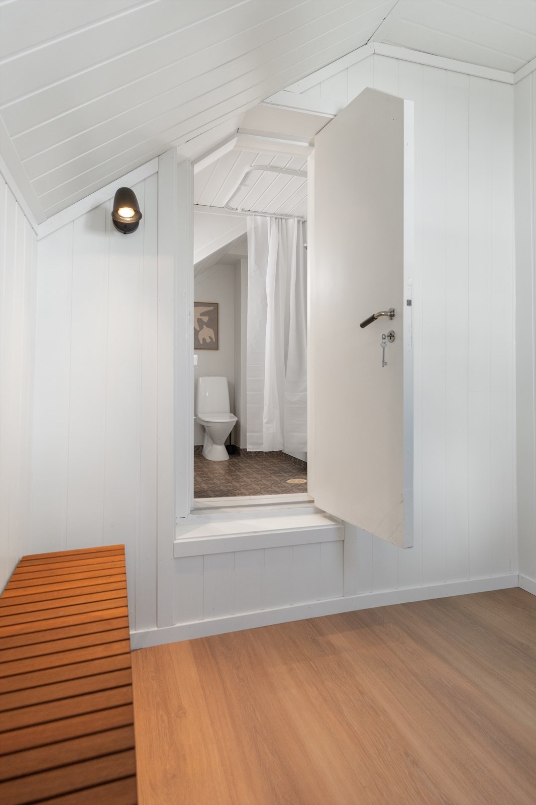 I tilknytning til badet har man en praktisk bod for oppbevaring. Galleribilde