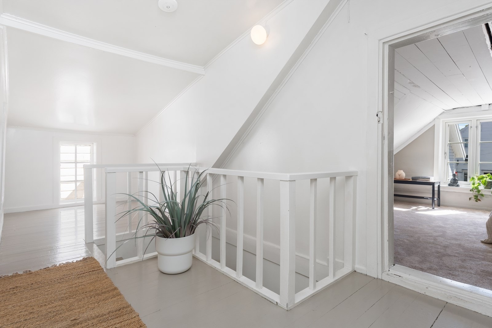 Fra loftsgangen er det inngang til begge soverommene i etasjen. Galleribilde