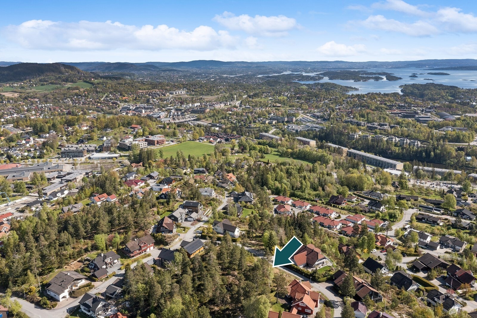 Tomten ligger høyt og fritt - grensende til friområde. Kun 5 minutters kjøring til Asker sentrum. Galleribilde