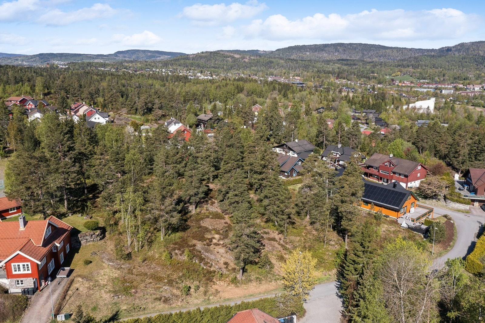 Her bor man i rolige omgivelser i et særdeles veletablert villaområde. Galleribilde