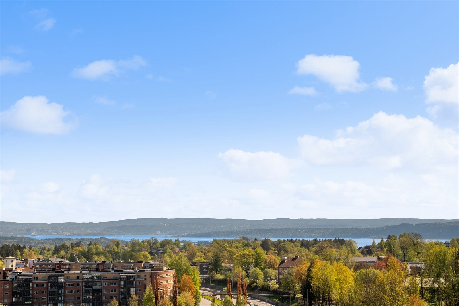 Fra leiligheten kan du se over til Nesodden Galleribilde