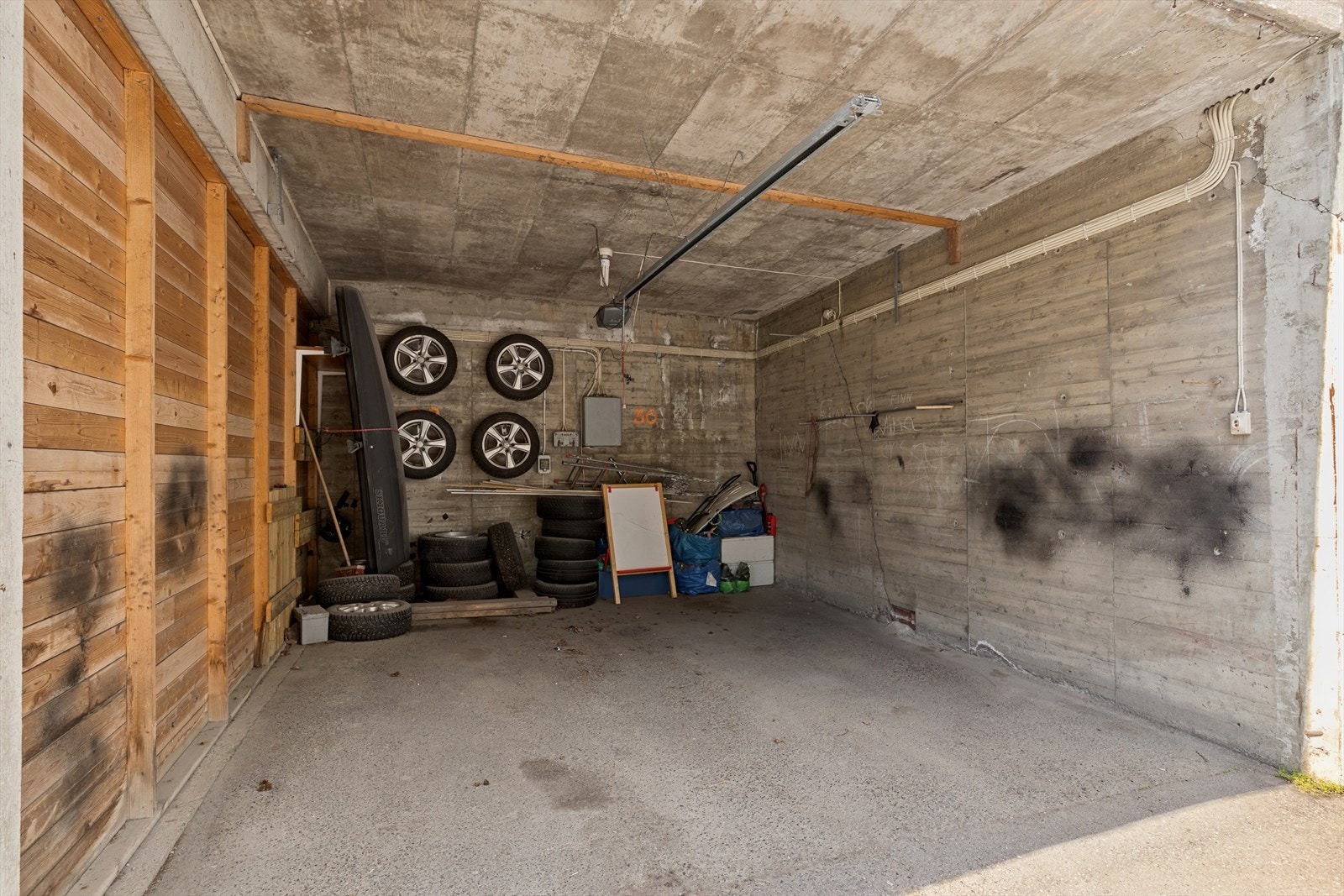Boligen disponerer egen carport og biloppstillingsplass. Galleribilde