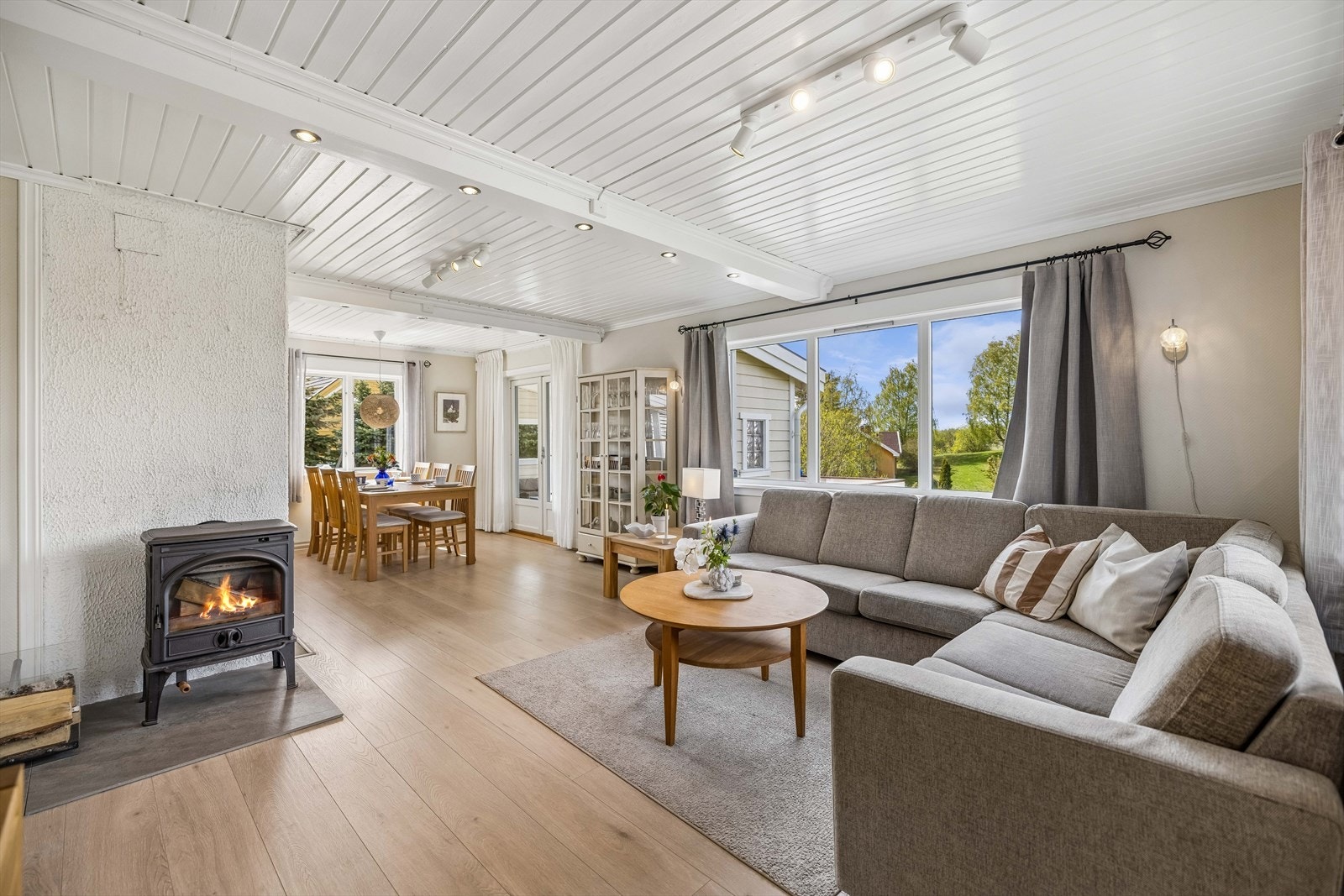 Stuen har en effektiv vedovn for ekstra varme og hygge. Gulvet ble lagt nytt i 2022. Galleribilde