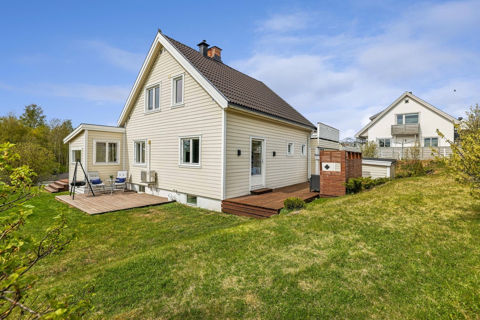 Enebolig fra 1957 med stor tomt og fine uteplasser hvor sommerdagene kan nytes. Galleribilde