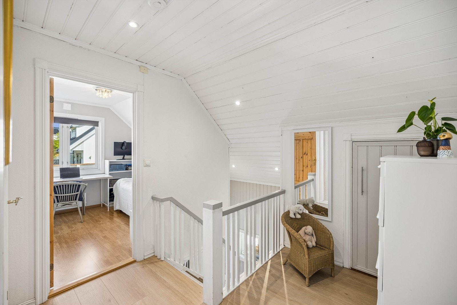 Gangen i andre etasje fordeler til etasjens tre soverom og bad. Etasjen har 10 m² med areal med lav takhøyde (ALH). Galleribilde