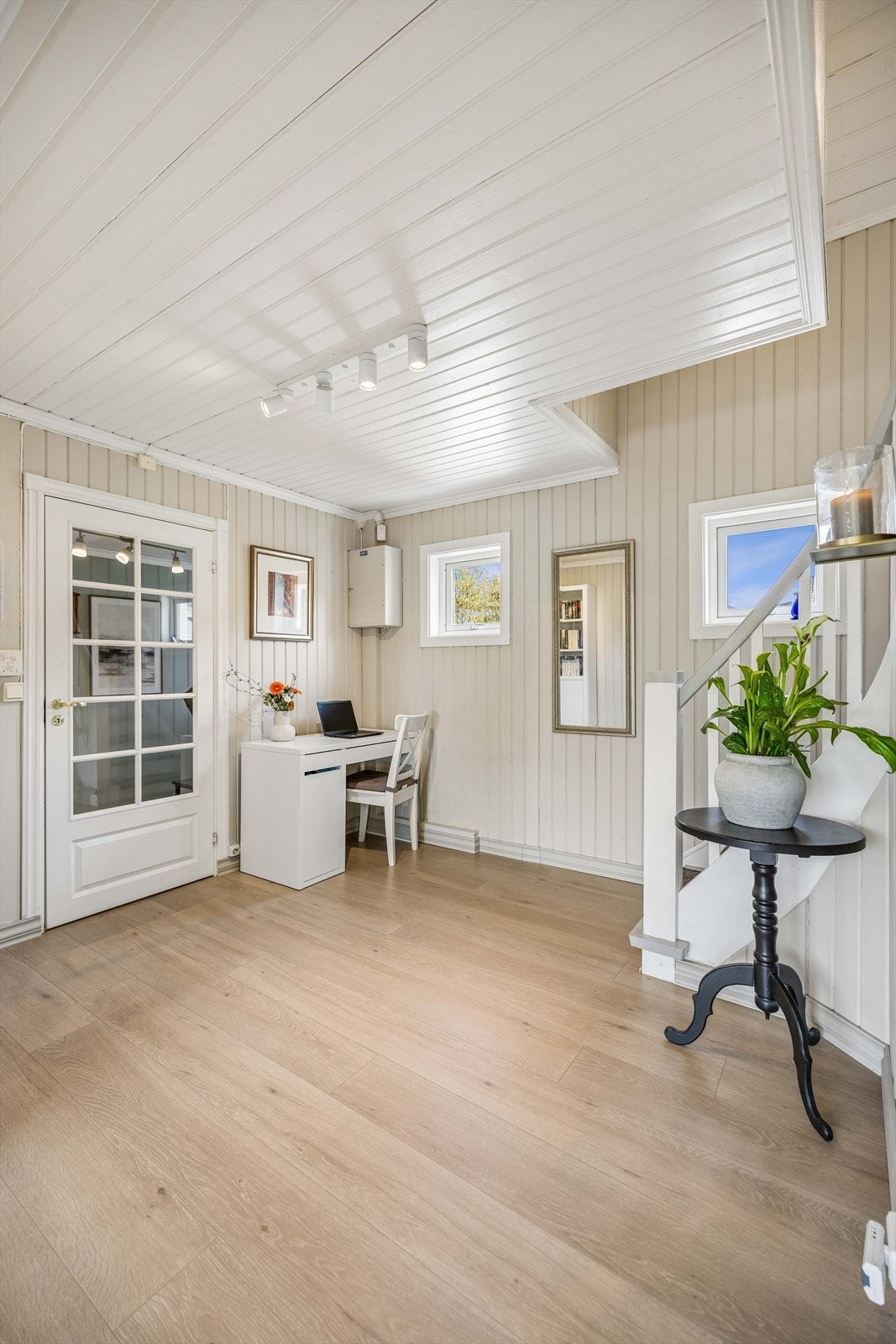 Ved trappen er det en praktisk nisje, ideell for en hjemmekontorløsning. Galleribilde