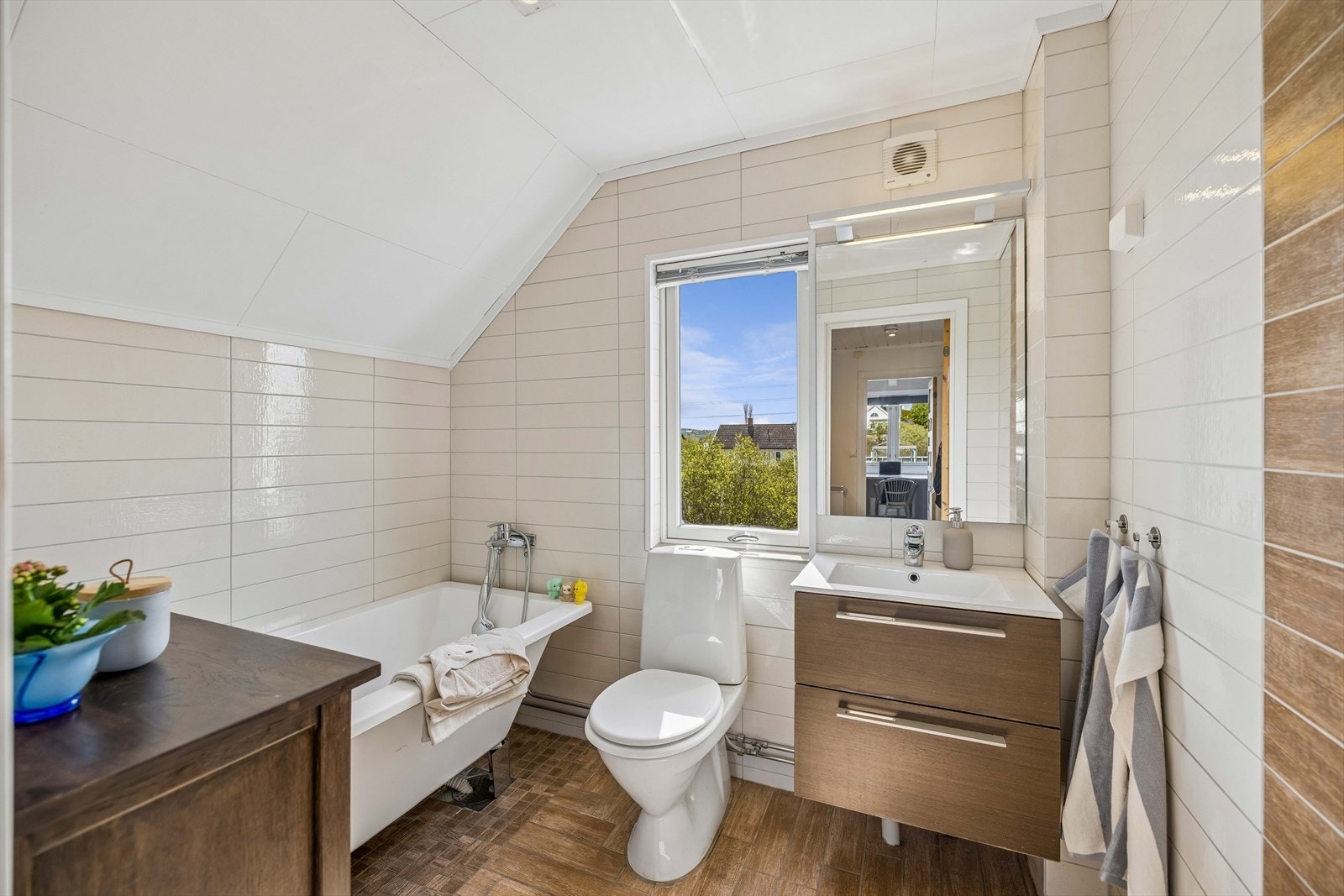 Badet i andre etasje ble oppgradert i 2010 og har flislagt gulv med elektriske varmekabler og badekar. Galleribilde