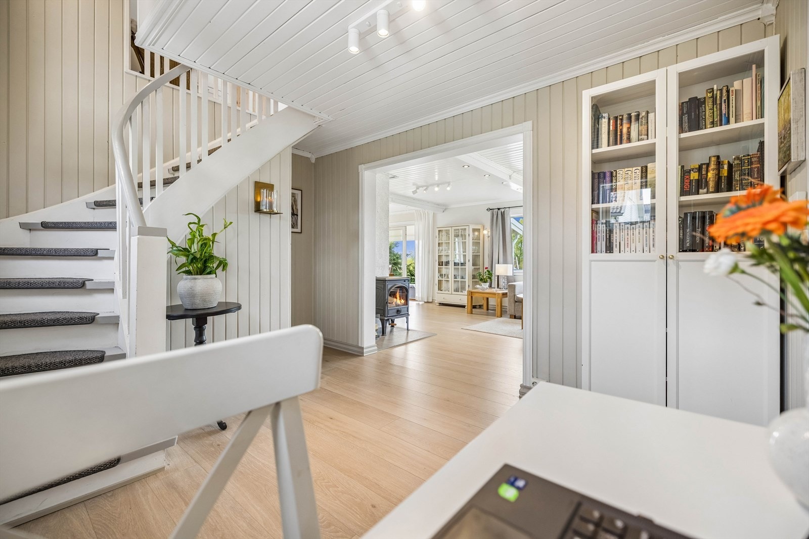 Hallen binder første etasje sammen og har en malt tretrapp som fører opp til andre etasje. Galleribilde