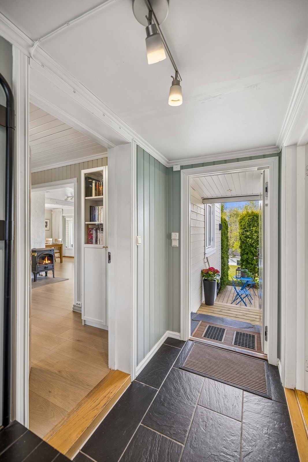 Velkommen inn! Entréen i første etasje har flislagt gulv og leder videre inn til boligens oppholdsrom. Galleribilde