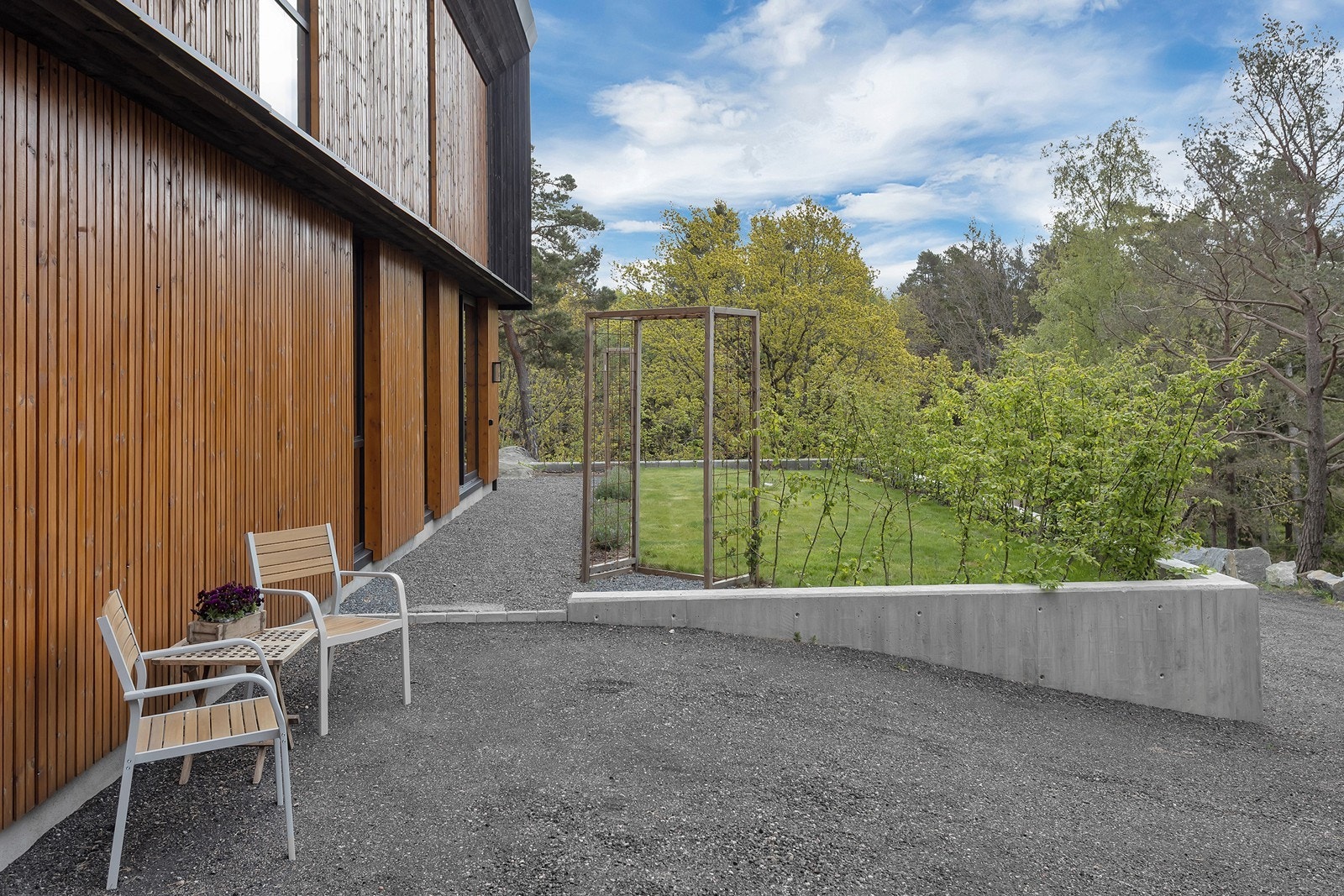 I tillegg til de gjennomførte terrasse- og bassengområdene byr eiendommen på grønne plenarealer som skaper ekstra rom for lek, aktivitet og avslapning. Galleribilde